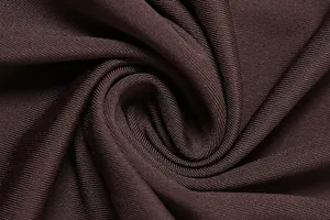 Vue macro d'un tricot extensible marron chocolat avec une texture fine et un beau drapé