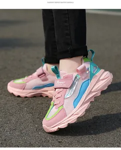 Gros plan de baskets respirantes en maille rose pour filles avec détails holographiques