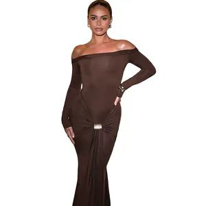 Robe longue marron élégante à épaules dénudées avec boucle décorative à la taille