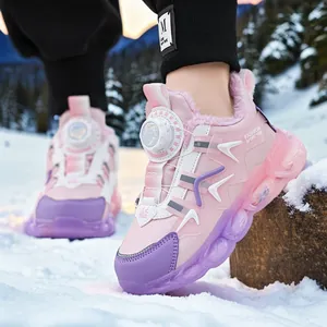 Scarpe sportive invernali calde per bambini con fodera in peluche e fibbia.