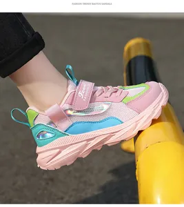 Vue latérale de baskets d'athlétisme roses en mesh respirant pour filles avec accents