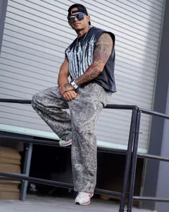 Vollansicht der Herren-Camouflage-Hose mit geradem Bein für urbanen Fitness-Style.