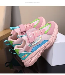 Vue latérale de baskets en mesh rose respirant pour filles avec des accents colorés