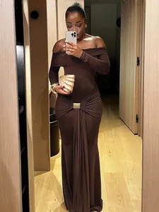 Robe longue moulante marron à épaules dénudées et manches longues très élégante.