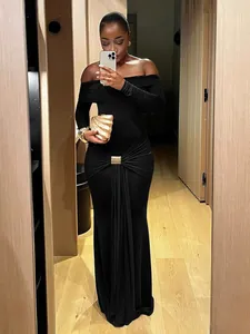 Robe longue noire élégante à épaules dénudées et manches longues pour soirée chic