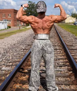 Detailansicht der Camouflage-Fitnesshose für Herren bei einer Bodybuilding-Pose im Freien