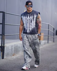 Detailansicht einer grauen Camouflage-Hose für Herren, getragen von einem Modell im Freien