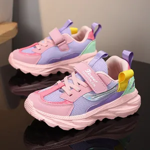 Baskets de course confortables en maille rose et violette pour les écolières actives.