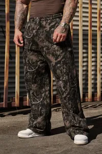 Detailansicht der Herren-Camouflage-Hose mit Waldprint und geradem Beinschnitt.