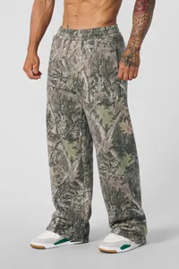 Detailansicht der Herren-Camouflage-Hose mit einem realistischen Baumblatt-Druck im Wald-Design