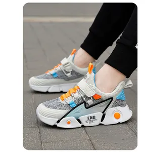 Vue détaillée de baskets en mesh pour enfants avec des touches bleues et orange.