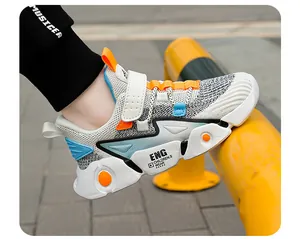 Baskets de sport respirantes pour enfants en maille blanche et orange à semelles épaisses.