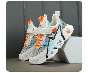 Gros plan de baskets en maille respirante pour enfants avec des touches orange et bleu