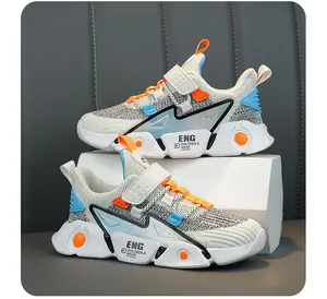 Détail des baskets en mesh pour enfants avec des touches d'orange et de bleu