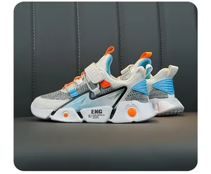 Gros plan de baskets respirantes pour enfants en blanc et orange