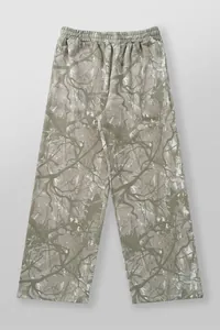 Vorderansicht der Herren-Freizeithose mit realistischem Baumzweig-Tarnmuster-Print.