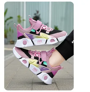 Vue latérale détaillée de baskets de sport élégantes en mesh respirant rose et noir pour enfants