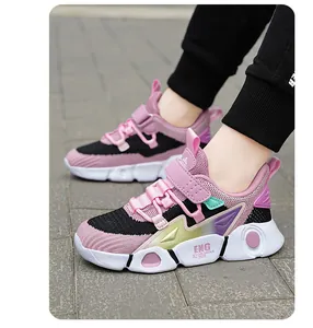 Vue détaillée des chaussures de sport roses en mesh respirant pour filles