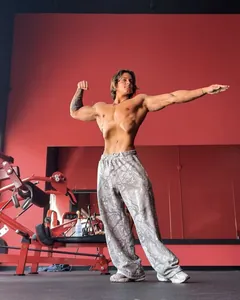 Detailansicht der bedruckten Herren-Fitnesshose im Camouflage-Stil im Fitnessstudio