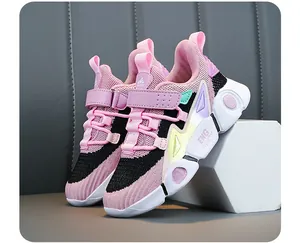 Vue latérale de baskets respirantes en mesh rose et noir pour enfants avec semelle