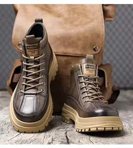 Duurzame bruine leren Martin boots voor heren met dikke antislipzolen in een stijlvolle setting