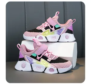 Vue latérale détaillée des baskets en mesh respirant pour enfants rose et noir