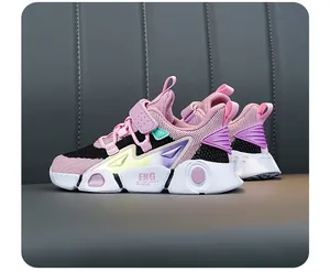 Vue latérale de baskets de sport en mesh respirant rose et noir pour filles actives.
