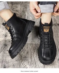 Detailopname van zwarte Martin-boots voor heren met een slijtvaste rubberen zool.