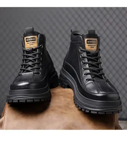 Detail van zwarte herenlaarzen in Martens-stijl met getextureerde afwerking