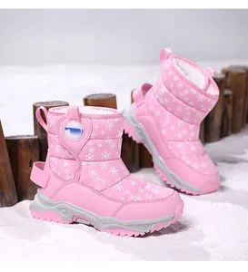 Vue détaillée de bottes de neige roses pour enfants avec motifs flocons et doublure chaude.
