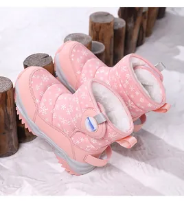 Détail de bottes de neige roses pour enfants avec imprimé flocon et doublure chaude