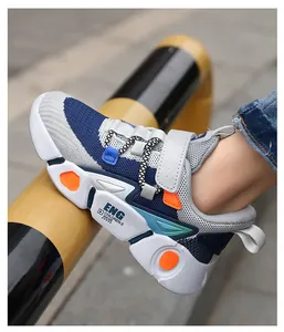 Gros plan d'une chaussure de course pour enfant en mesh respirant avec bande scratch
