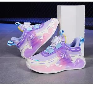 Detailansicht lila Kinder Laufschuhe aus Mesh mit verstellbarem Drehknopfverschluss.