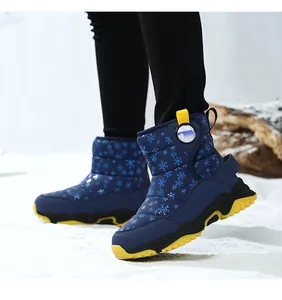 Bottes de neige pour enfants avec motif flocon portées dans un décor de neige réelle