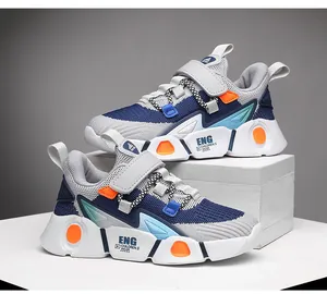 Vue détaillée des baskets respirantes pour enfants en bleu et gris