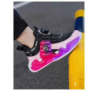 Detailansicht von Kinder-Laufschuhen mit praktischem Drehverschluss und lila Sohle