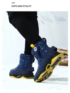 Détail des bottes de neige bleues pour enfants avec doublure chaude et semelles jaunes
