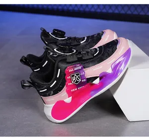 Detailansicht der rosa-schwarzen Kinder-Laufschuhe mit dem Drehverschluss-System