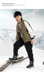 Bambino che indossa stivali da neve mimetici su sfondo innevato in inverno