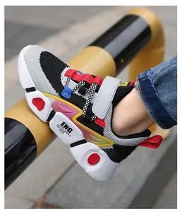 Gros plan sur les baskets en maille respirante pour enfants avec velcro et semelle compensée