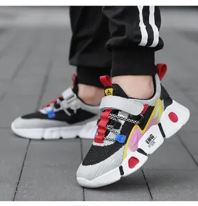Vue détaillée des baskets en maille respirante pour enfants avec semelles