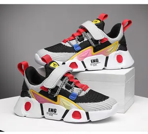 Vue latérale de baskets en mesh pour enfants avec patchwork coloré et tissu respirant de qualité