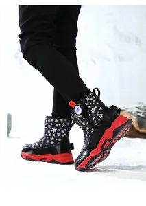 Détail de bottes de neige pour enfants avec motif flocons et semelle rouge antidérapante