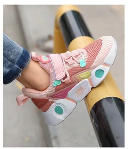 Gros plan de baskets roses respirantes en maille pour enfants dans un décor extérieur