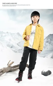 Bambino con caldi stivali da neve invernali davanti a un paesaggio montano