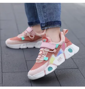 Vue latérale détaillée des baskets légères en maille respirante rose pour filles