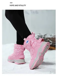 Bottes de neige roses pour enfants avec motif de flocons dans une scène de neige