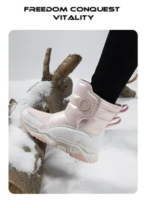 Primo piano di stivali da neve rosa iridescenti per bambini sulla neve