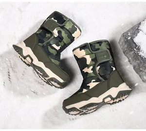 Vista dettagliata degli stivali da neve mimetici per bambini con cinturino in velcro sicuro