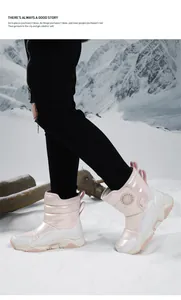 Dettaglio degli stivali da neve rosa per bambini in un ambiente esterno innevato